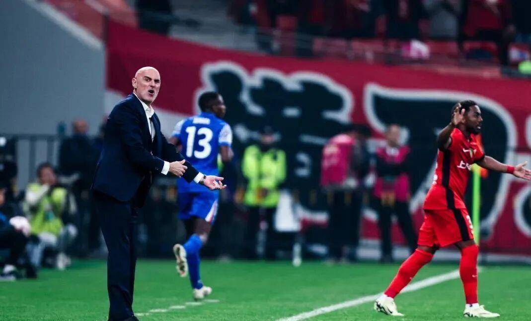 k1体育登录入口官网-中超冲刺阶段再迎强敌，巴塞罗那门线救险，主帅态度——气氛紧张，纪律约束更严格